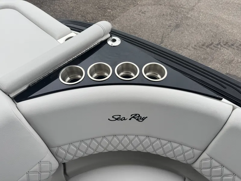 Slide: The Image of Sea Ray SLX 280 2026 - 24