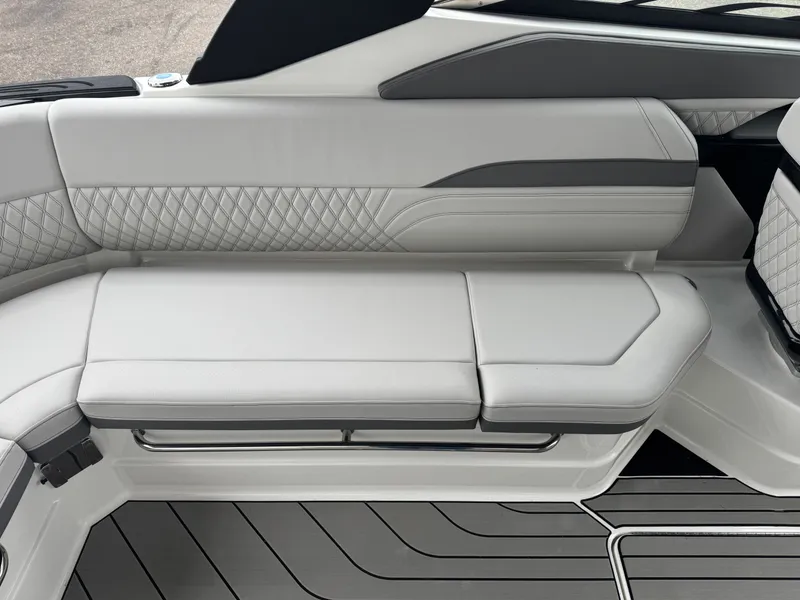 Slide: The Image of Sea Ray SLX 280 2026 - 25