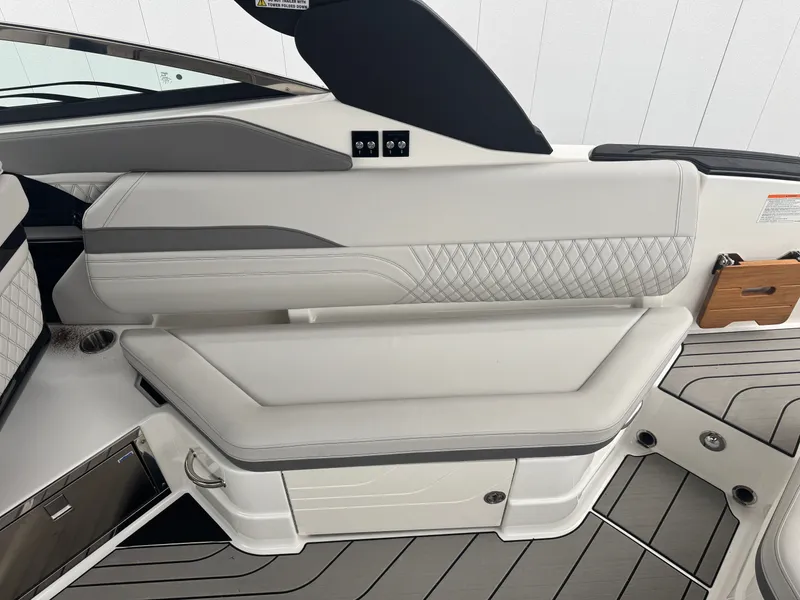 Slide: The Image of Sea Ray SLX 280 2026 - 27