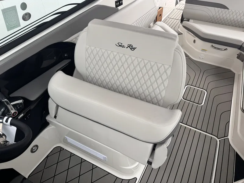 Slide: The Image of Sea Ray SLX 280 2026 - 34