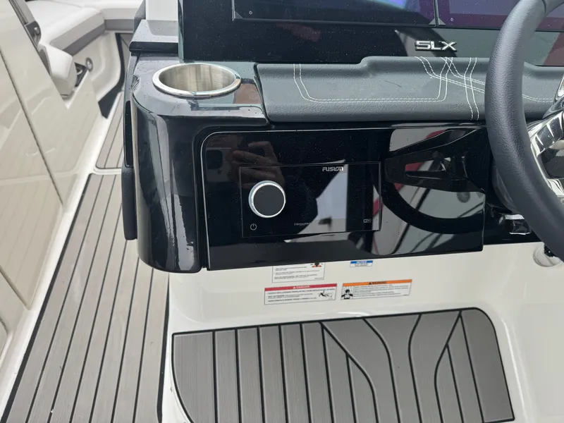 Slide: The Image of Sea Ray SLX 280 2026 - 37