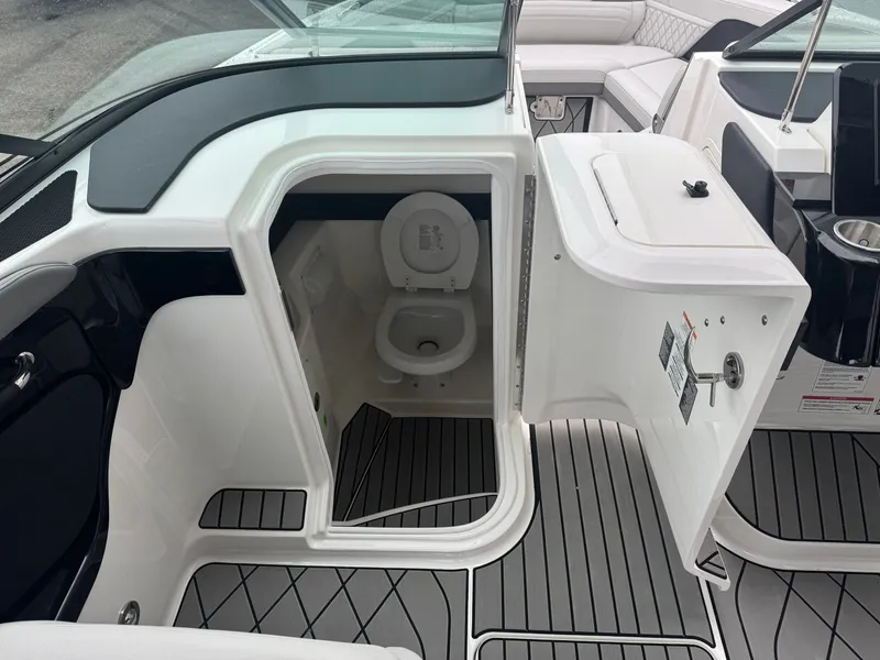 Slide: The Image of Sea Ray SLX 280 2026 - 42