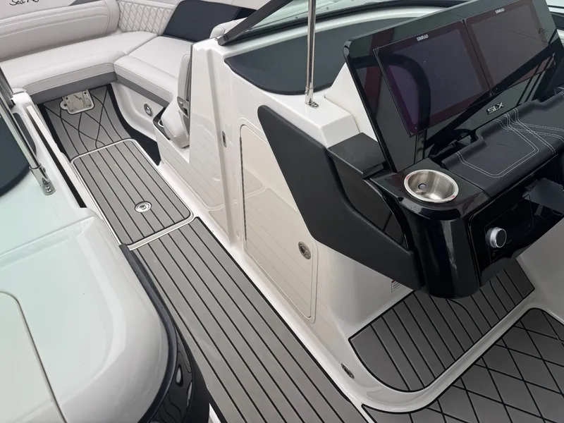 Slide: The Image of Sea Ray SLX 280 2026 - 45
