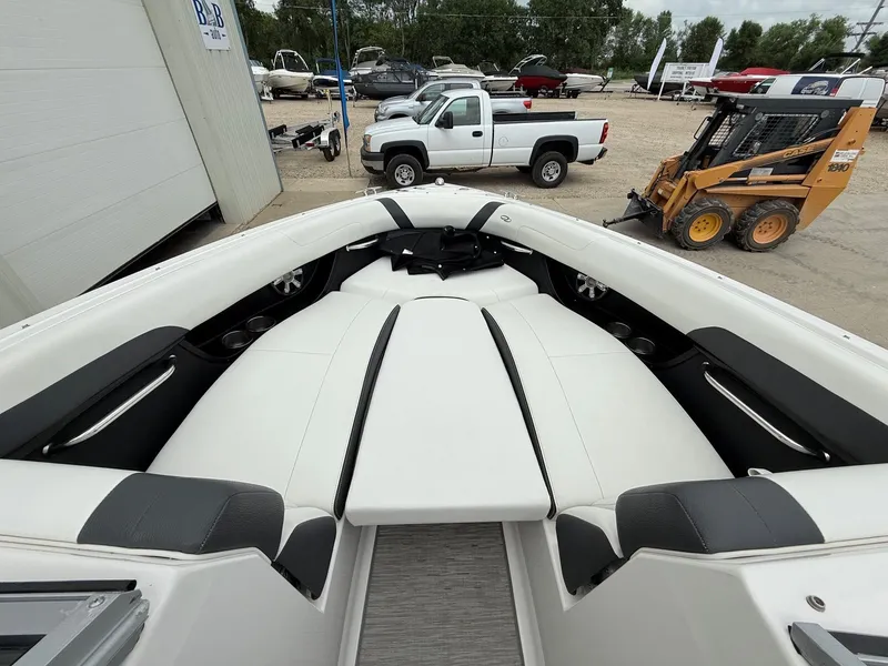 Slide: The Image of Regal 2500 Bowrider 2016 - 10