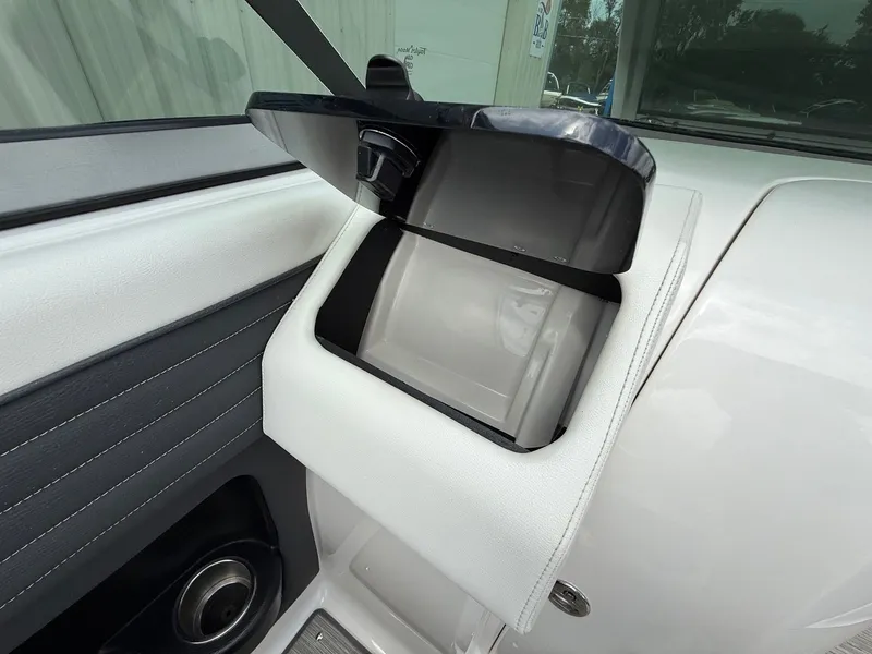 Slide: The Image of Regal 2500 Bowrider 2016 - 12