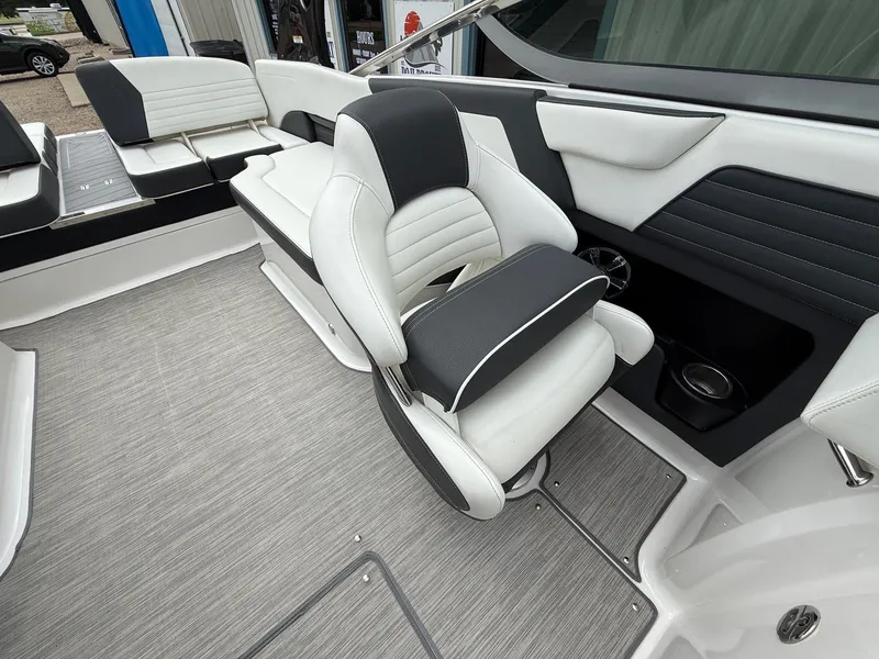 Slide: The Image of Regal 2500 Bowrider 2016 - 13