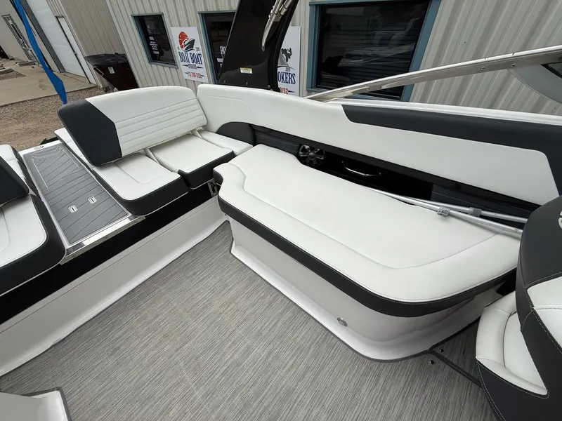 Slide: The Image of Regal 2500 Bowrider 2016 - 14
