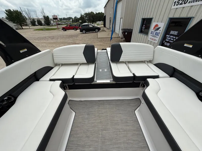 Slide: The Image of Regal 2500 Bowrider 2016 - 15