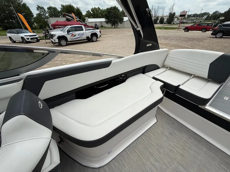 Slide: The Image of Regal 2500 Bowrider 2016 - 16