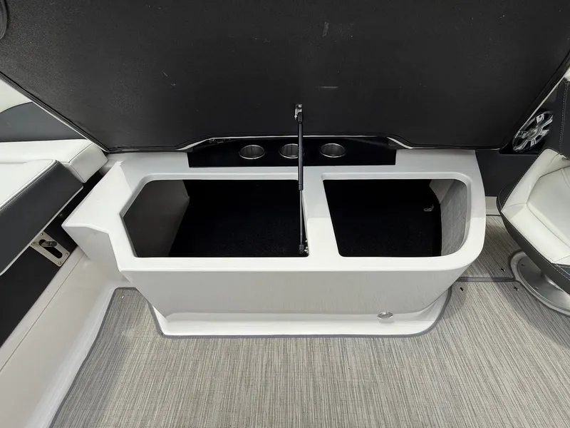 Slide: The Image of Regal 2500 Bowrider 2016 - 17