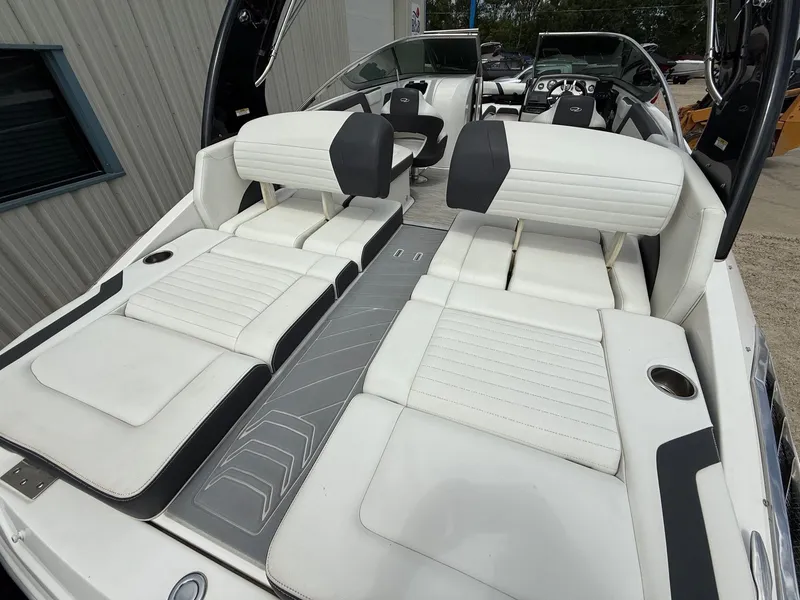 Slide: The Image of Regal 2500 Bowrider 2016 - 18