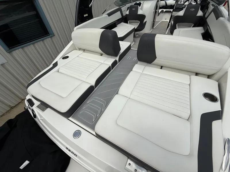 Slide: The Image of Regal 2500 Bowrider 2016 - 19