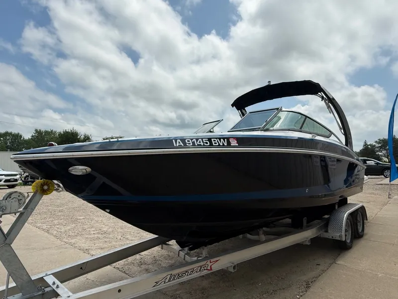 Slide: The Image of Regal 2500 Bowrider 2016 - 2