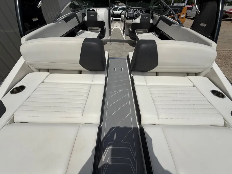 Slide: The Image of Regal 2500 Bowrider 2016 - 20