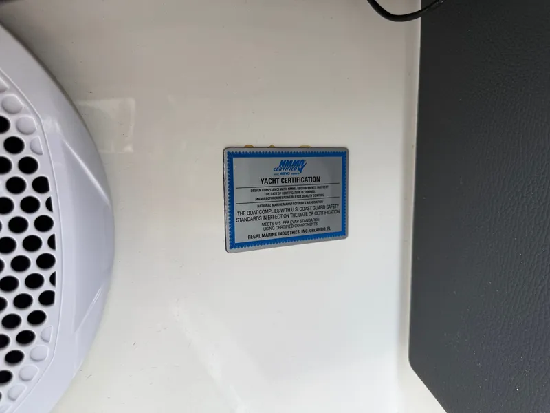 Slide: The Image of Regal 2500 Bowrider 2016 - 21