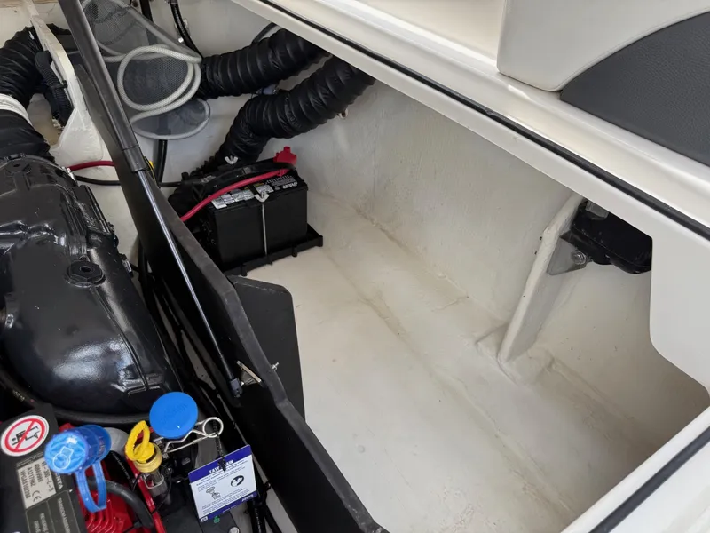 Slide: The Image of Regal 2500 Bowrider 2016 - 23