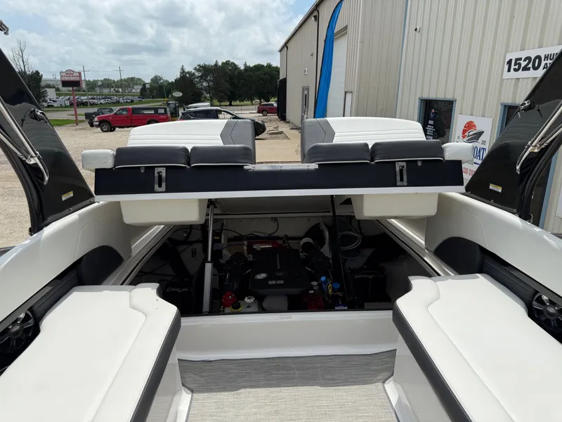 Slide: The Image of Regal 2500 Bowrider 2016 - 25