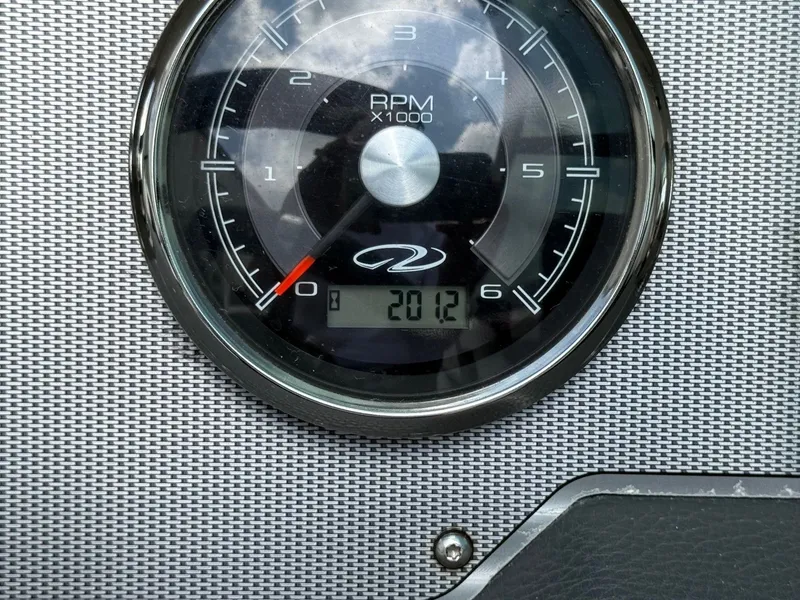 Slide: The Image of Regal 2500 Bowrider 2016 - 26