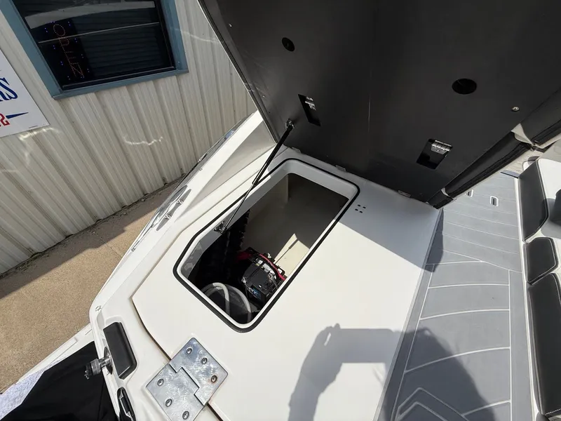 Slide: The Image of Regal 2500 Bowrider 2016 - 28