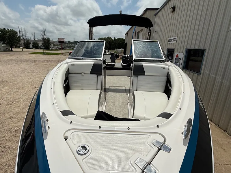 Slide: The Image of Regal 2500 Bowrider 2016 - 3