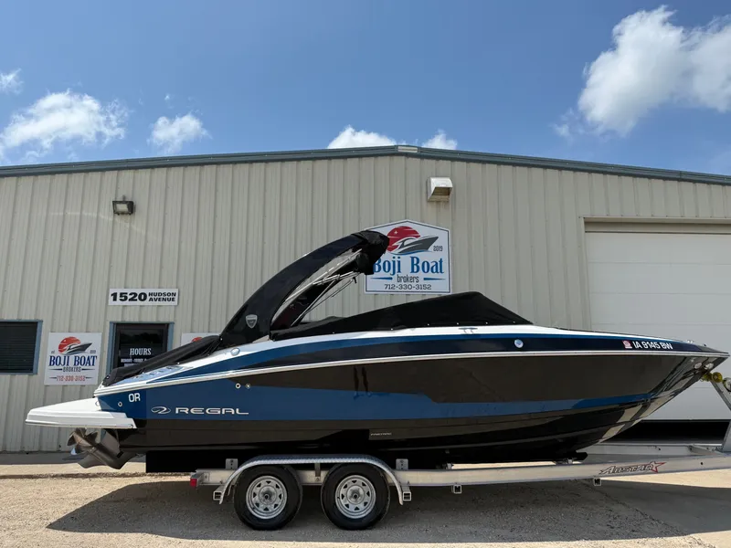 Slide: The Image of Regal 2500 Bowrider 2016 - 32