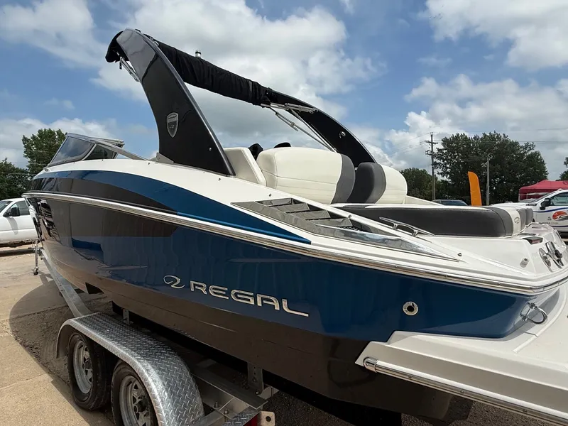 Slide: The Image of Regal 2500 Bowrider 2016 - 5