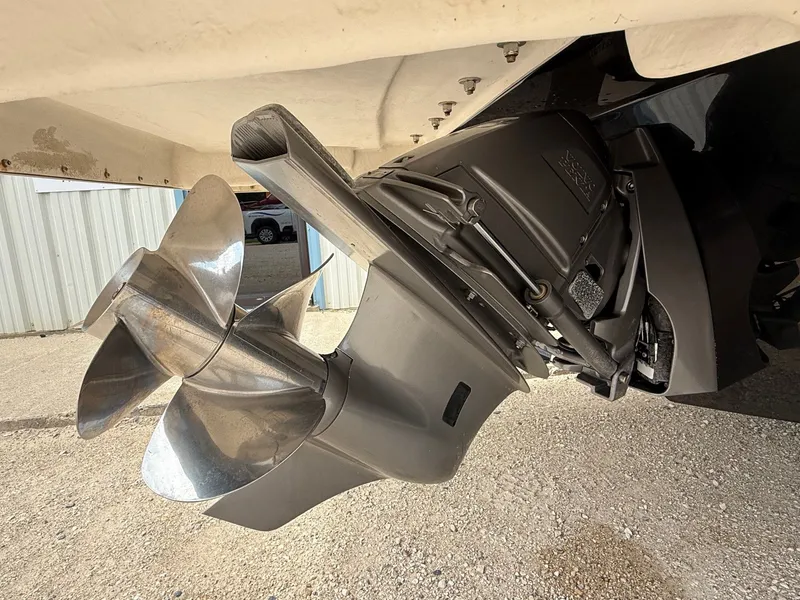 Slide: The Image of Regal 2500 Bowrider 2016 - 7