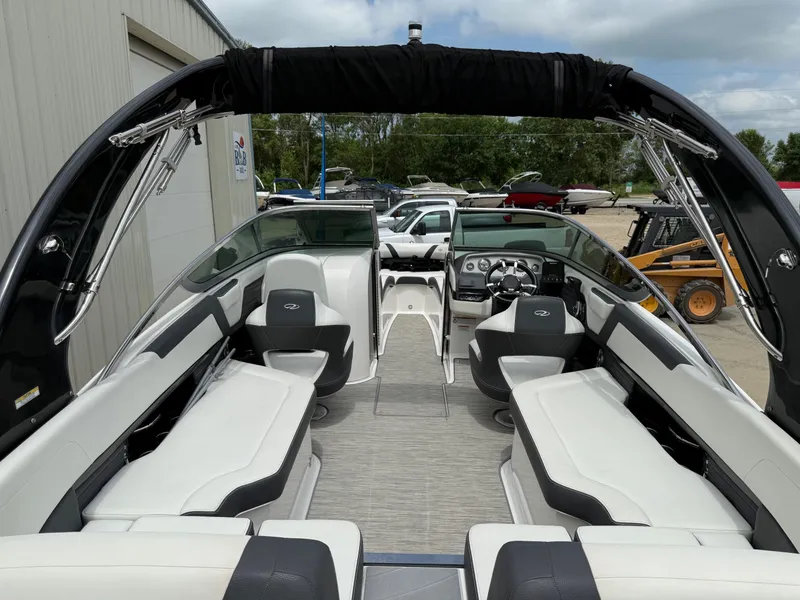 Slide: The Image of Regal 2500 Bowrider 2016 - 8