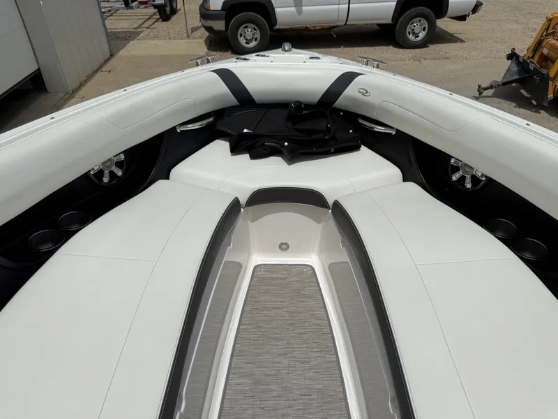 Slide: The Image of Regal 2500 Bowrider 2016 - 9