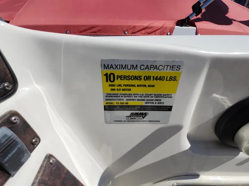 Slide: The Image of 2009 Hurricane SunDeck 2000 OB capacity label, maximum 10 persons or 1440 lbs. - 16