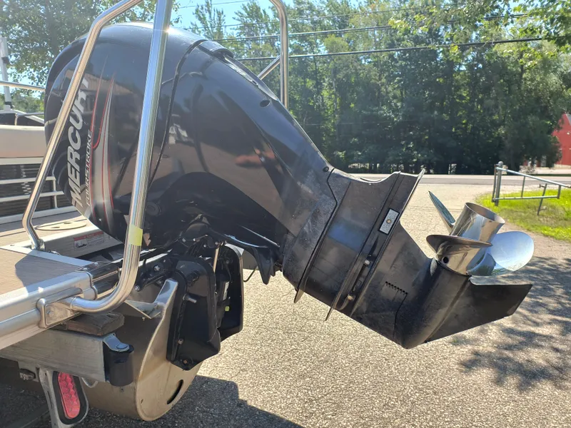 Slide: The Image of Outboard motor on a 2017 Bennington 24 SSBXP-SPS pontoon boat, parked outdoors. - 4