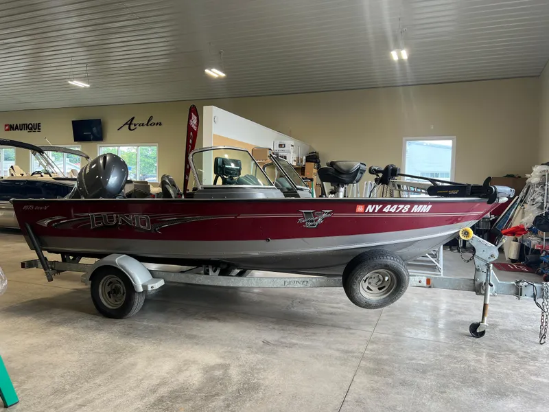 The Image of 2017 Lund 1875 Pro-V Sport boat on trailer in showroom. - 0