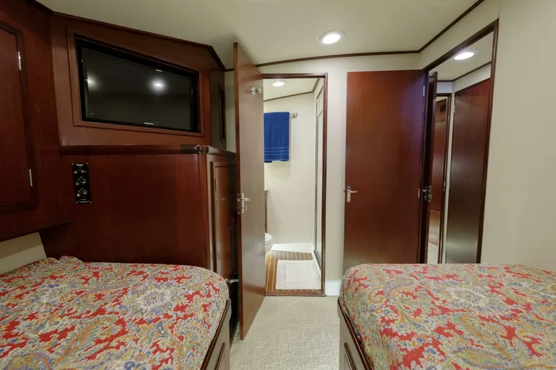 Slide: The Image of Interior of 2000 Garlington 61 C yacht with twin beds and bathroom. - 48