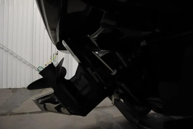 Slide: The Image of Bayliner VR5 Bowrider I/O 2024 - 54