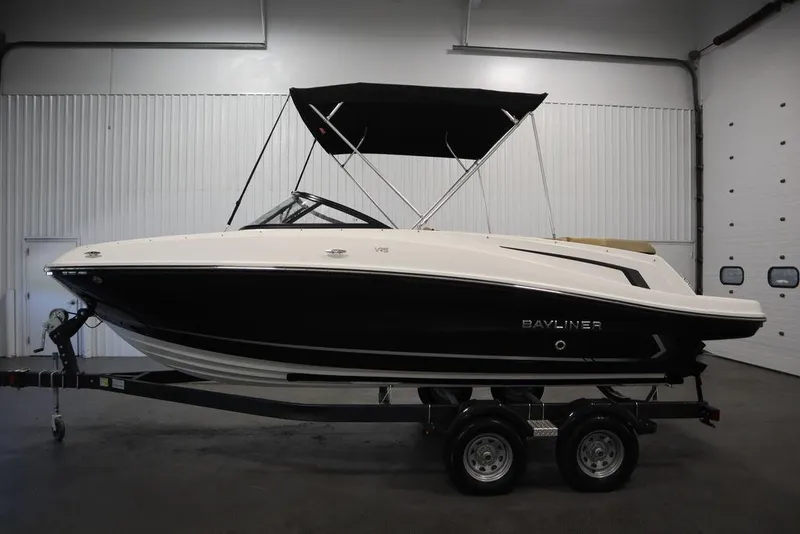 Slide: The Image of Bayliner VR5 Bowrider I/O 2024 - 56