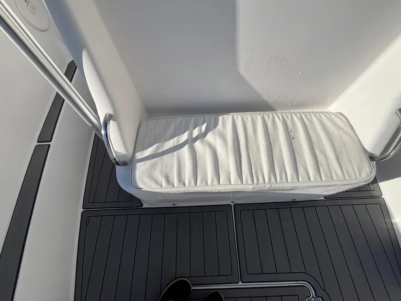 Slide: The Image of 2003 Pro-Line 25 Sport CC boat seat with white cushion and gray flooring. - 21