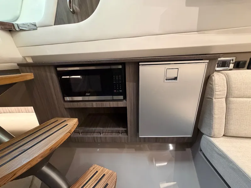 Slide: The Image of Sea Ray SLX 400 2026 - 35
