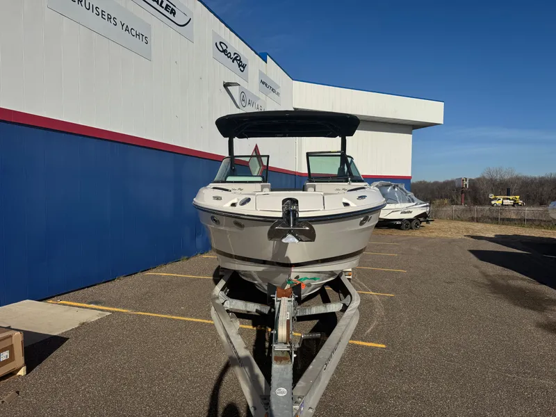 Slide: The Image of Sea Ray SLX 260 2026 - 2