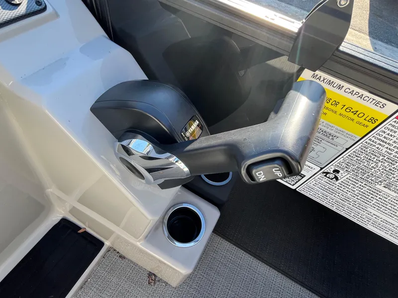 Slide: The Image of Throttle control lever on a 2025 Starcraft EXS-3 boat, featuring Yamaha branding. - 23