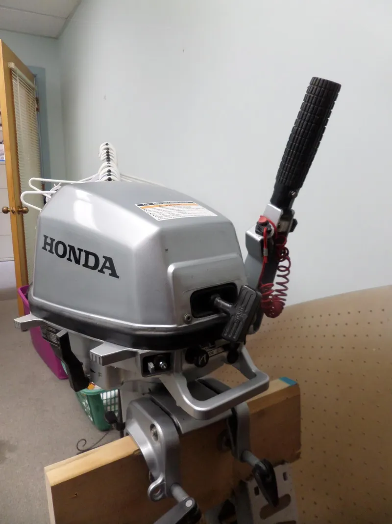 Slide: The Image of Silver Honda outboard motor on display, suitable for 2005 Seaswirl Striper boat. - 30