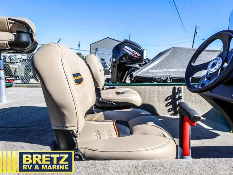 Slide: The Image of Tracker Bass Tracker Classic Limited 2026 - 16