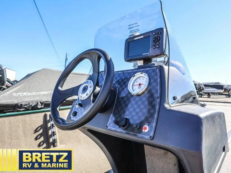 Slide: The Image of Tracker Bass Tracker Classic Limited 2026 - 17