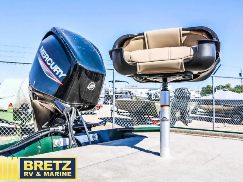 Slide: The Image of Tracker Bass Tracker Classic Limited 2026 - 19