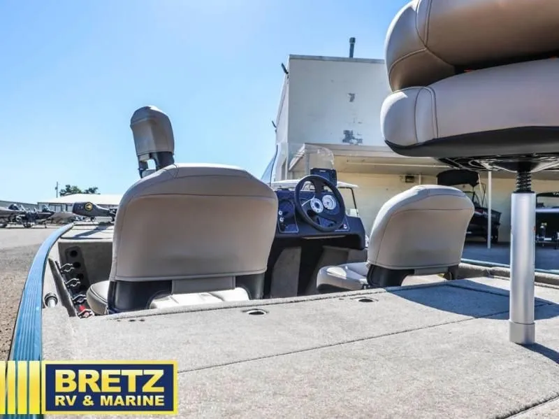 Slide: The Image of Tracker Bass Tracker Classic Limited 2026 - 20