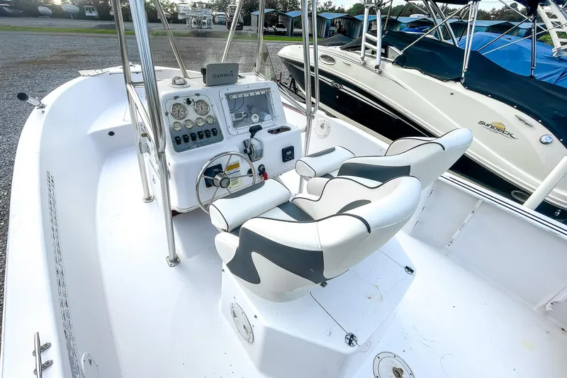 Slide: The Image of 2000 Pro-Line 20 Sport boat interior with steering console and cushioned seats. - 8