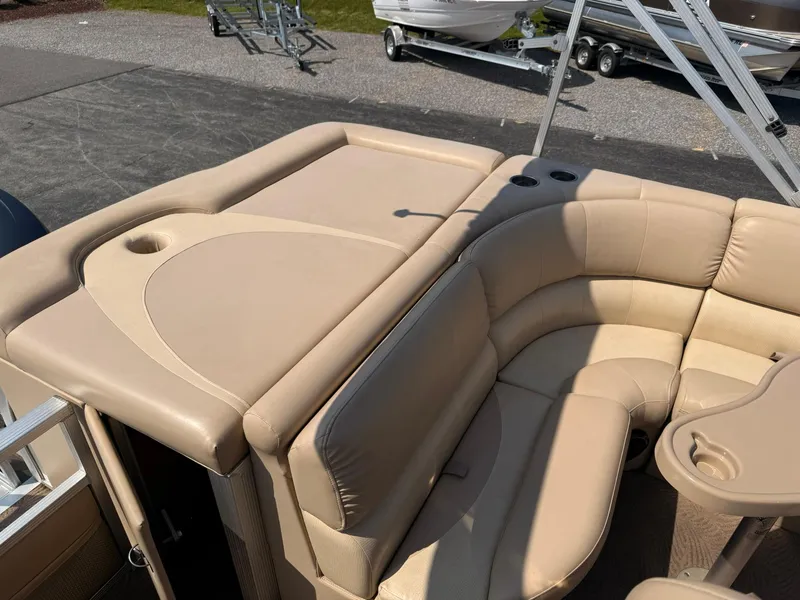 Slide: The Image of 2009 Bennington 2275QXi pontoon boat with beige seating and cup holders. - 17