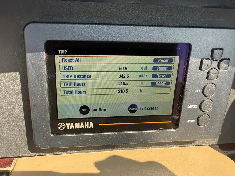 Slide: The Image of Yamaha display showing trip data: 60.9 gallons used, 342.6 miles, 210.5 hours. Bennington 2275QXi 2009. - 20