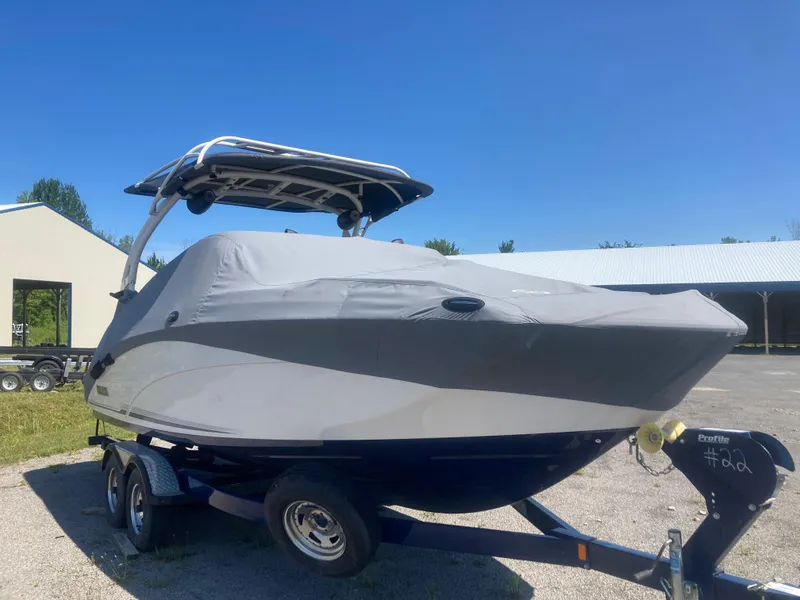 Slide: The Image of 2017 Yamaha Boats 242 Limited S E-Series covered on trailer, outdoors. - 10
