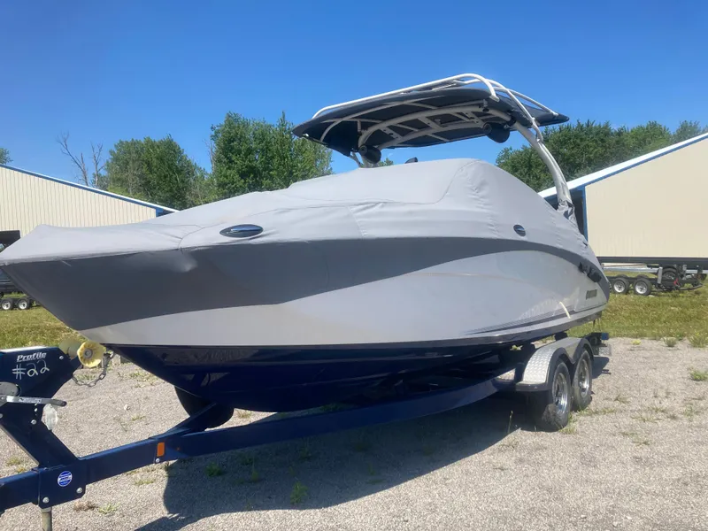 Slide: The Image of 2017 Yamaha Boats 242 Limited S E-Series covered on trailer, outdoors. - 11