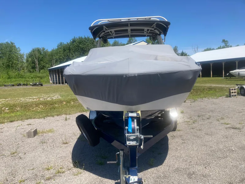 Slide: The Image of 2017 Yamaha Boats 242 Limited S E-Series covered on trailer, outdoors. - 13